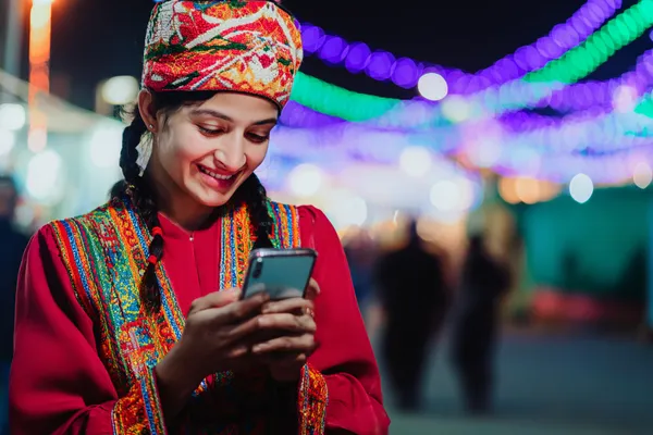 সবুজ বিলাসবহুল গাউন পরা এক নারী অলংকৃত রুলেট চাকার পাশে—যা CK6667–এর উচ্চমানের ক্যাসিনো পরিবেশকে প্রকাশ করে।